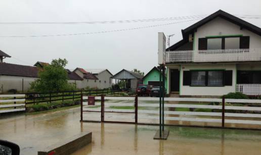 Obilna kiša poplavila kuće kod Virovitice, grade se zečji nasipi