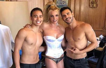 U klinču s plesačima: Britney pokazala seksi liniju u korzetu