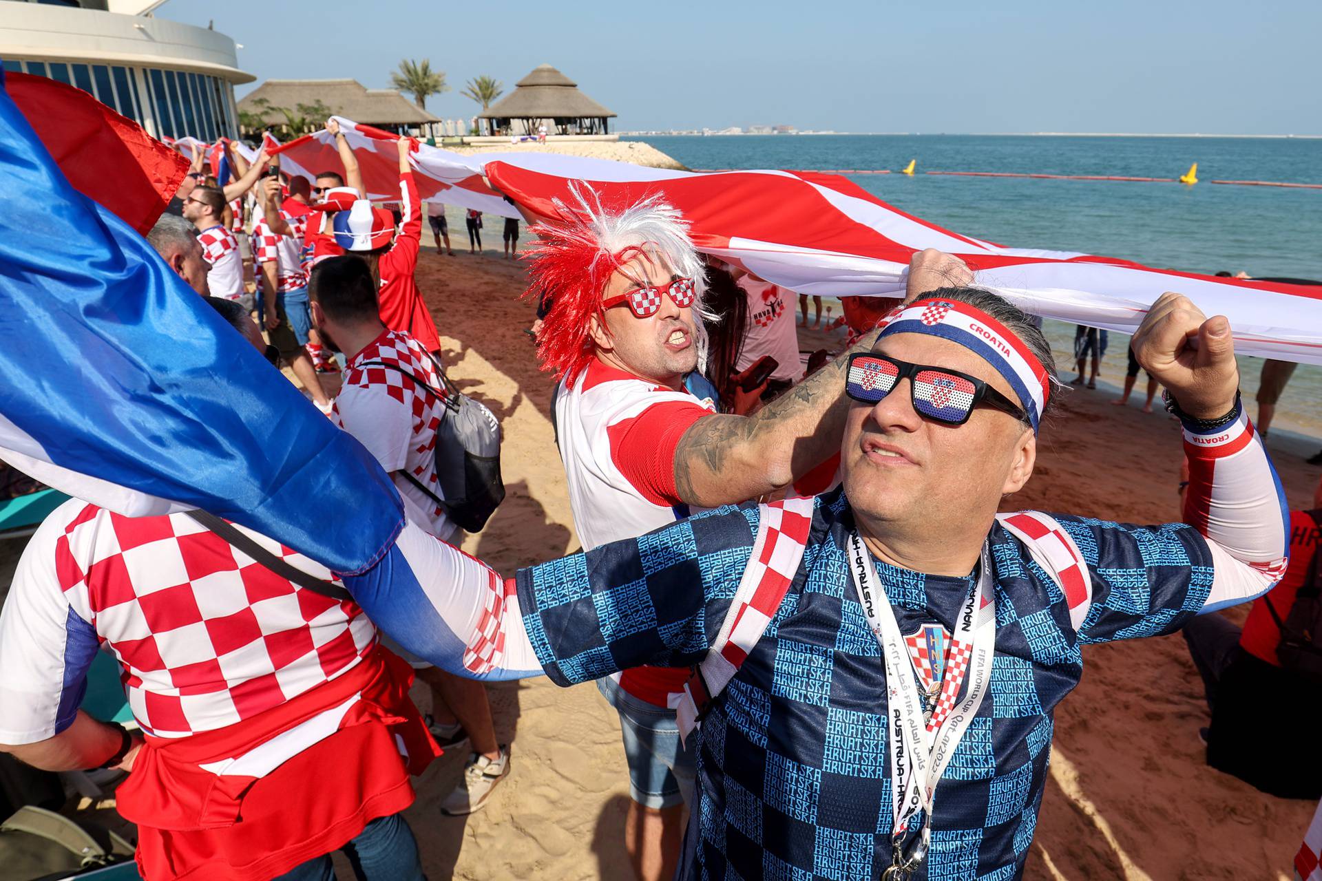 KATAR 2022 - Hrvatska zastava na plaži ispred hotela Hilton Doha gdje su smješteni reprezentativci