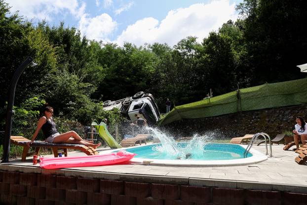 Jastrebarsko: Kamion probio ogradu kuće za odmor