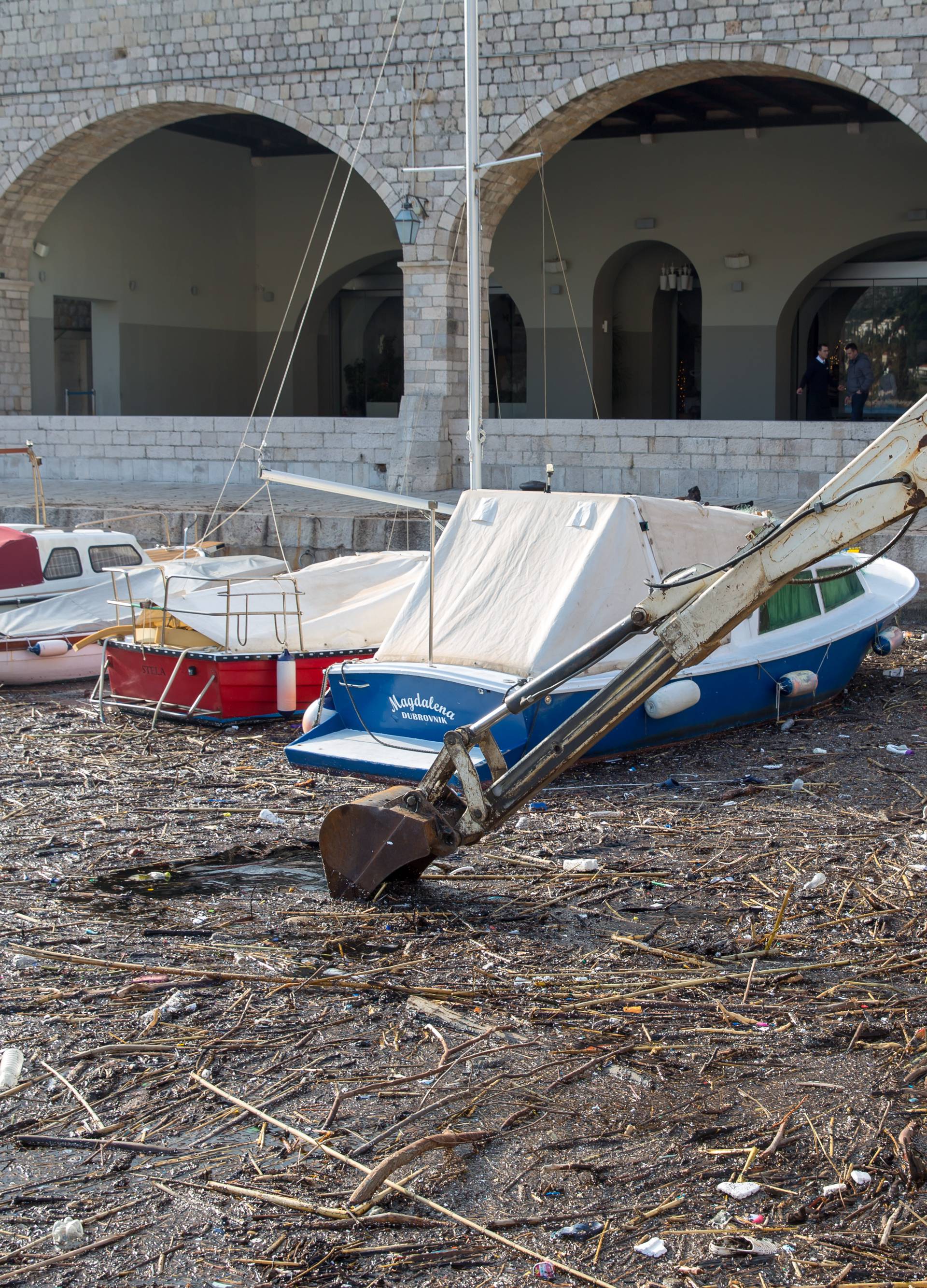 Tri dana vade smeće u staroj gradskoj luci u Dubrovniku...