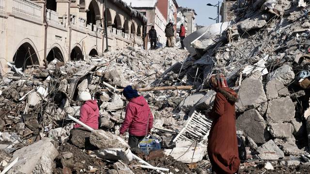 Quake Survivors Face Harsh Conditions - Turkey