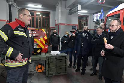 Tomislav Tomašević Novu je dočekao s hitnim službama, a na trgu je čestitao građanima