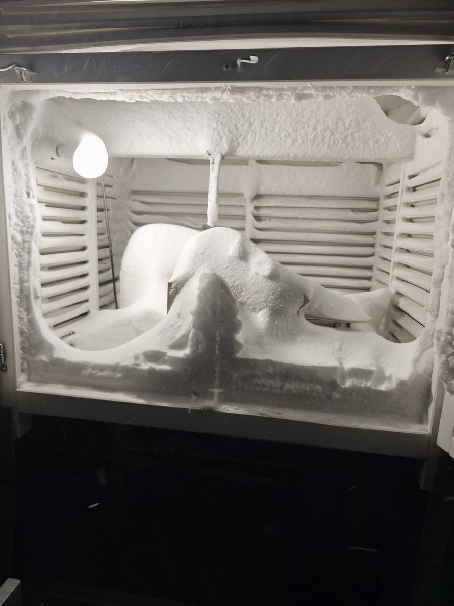 Gusti snijeg paralizirao Gorski kotar: 'Mećava je, probijamo se do Zagreba. Neumorno pada!'