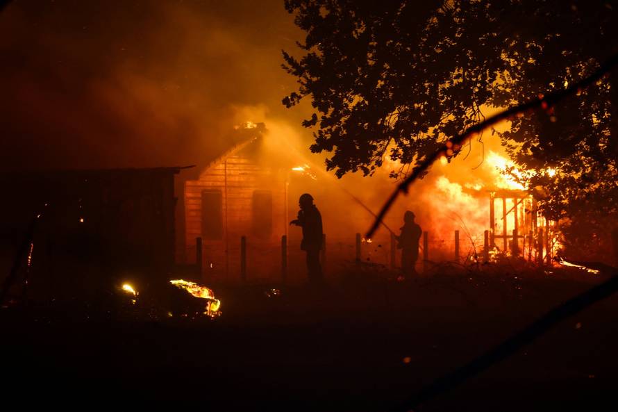 storyeditor/2026-07-24/2026-07-23t221124z-983435716-rc2xjma0diqi-rtrmadp-3-europe-weather-france-wildfire.jpg