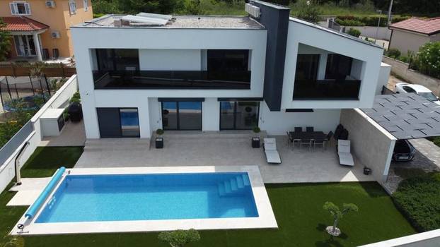 FOTO Vila iznad Malinske ima bazen i predivan pogled na more - Evo koliko bi vas koštala