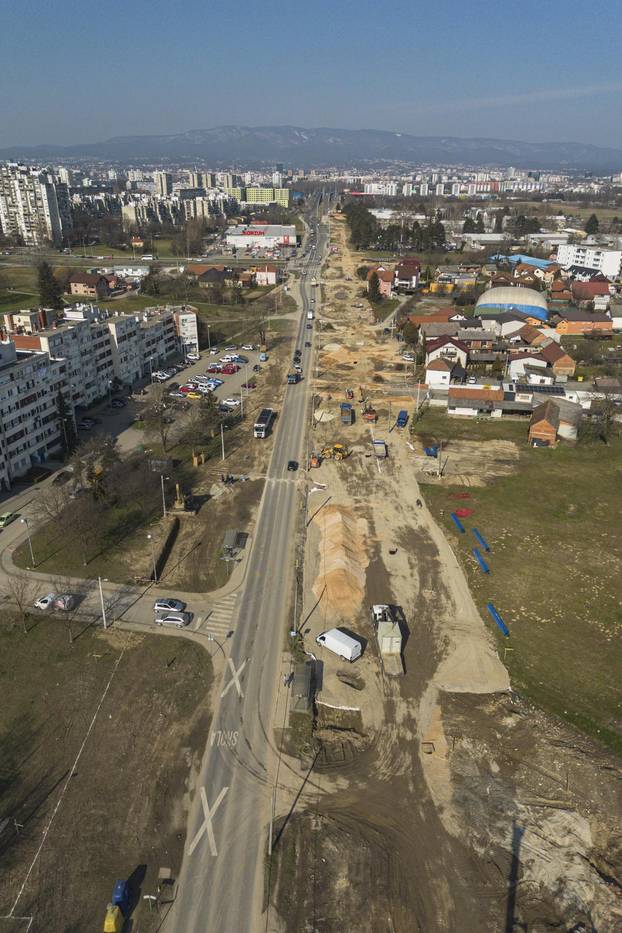 Pogled iz zraka na rekonstrukciju Sarajevske ulice u Zagrebu i prvo proširenje tramvajske pruge nakon 20 godina