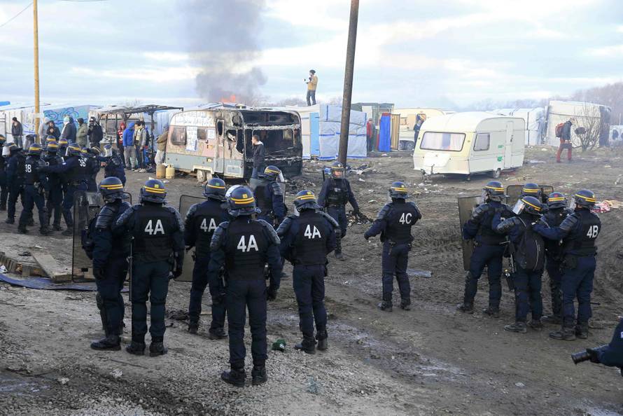 Kaotično u izbjegličkoj džungli: Kamp Calais nestaje u plamenu
