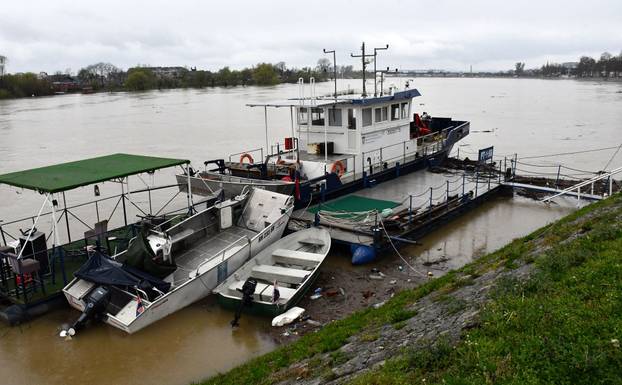 Slavonski Brod: Zbog obilnih kiša naglo raste vodostaj Save