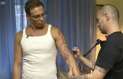 Neven Ciganović na lijevu ruku si tetovira sirenu Severinu