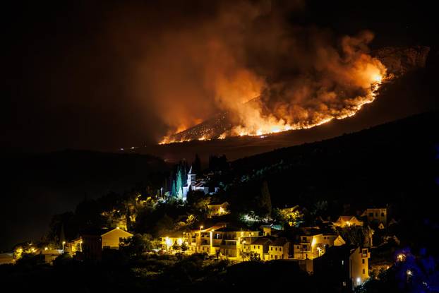 Sitno Donje - Pogled na mjesto Sitno Donje i vatrenu frontu. 