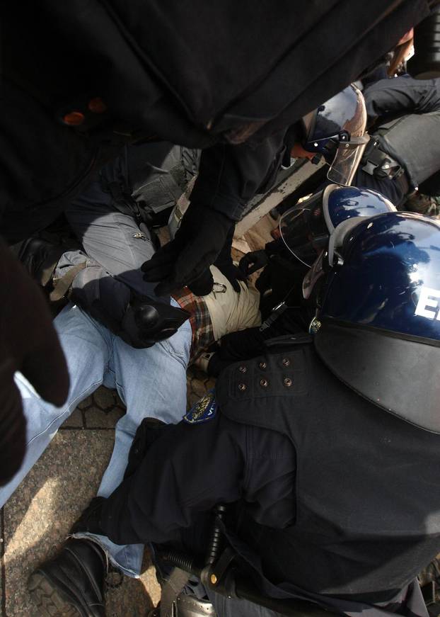 ARHIVA: Zagreb: Na prosvjedu protiv EU policija grubo privela nekolicinu prosvjednika