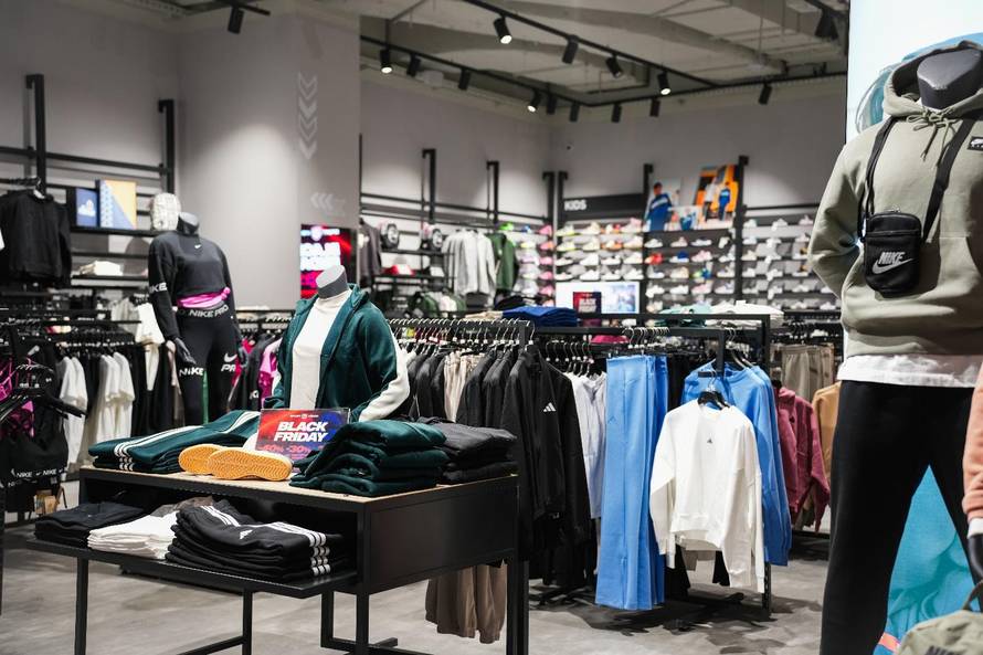 Avenue Mall u šoku! Novi prizor na LED ekranu zaustavio prolaznike!