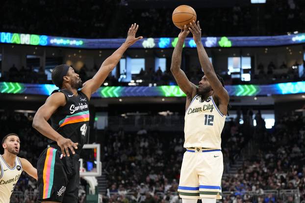 NBA: San Antonio Spurs at Milwaukee Bucks