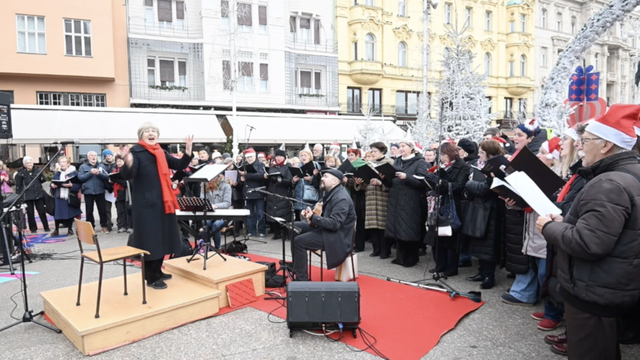 Ovako su Hrvati diljem zemlje proslavili Badnjak: U Zagrebu se pjevalo, u Puli dijelili rižoto