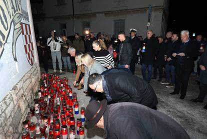 FOTO Svijeće i mimohod u Puli, pridružili su im se i motociklisti: 'I u mom gradu svijetli Vukovar'