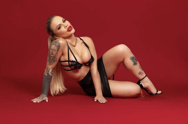 Influencer ends up in A&E after 'freezing her buttocks off' in -10°C photoshoot