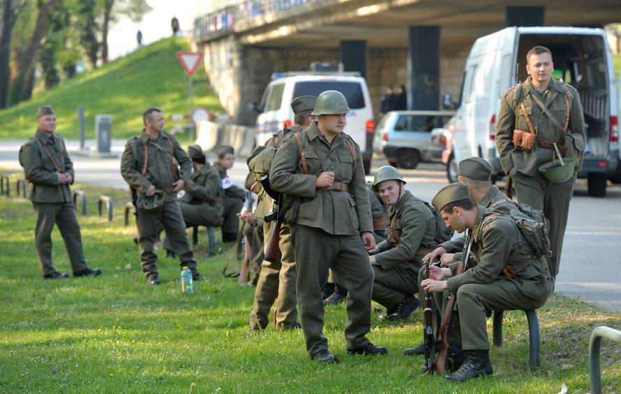 Goran Višnjić jurio taksijem, a preko mosta prolazili tenkovi