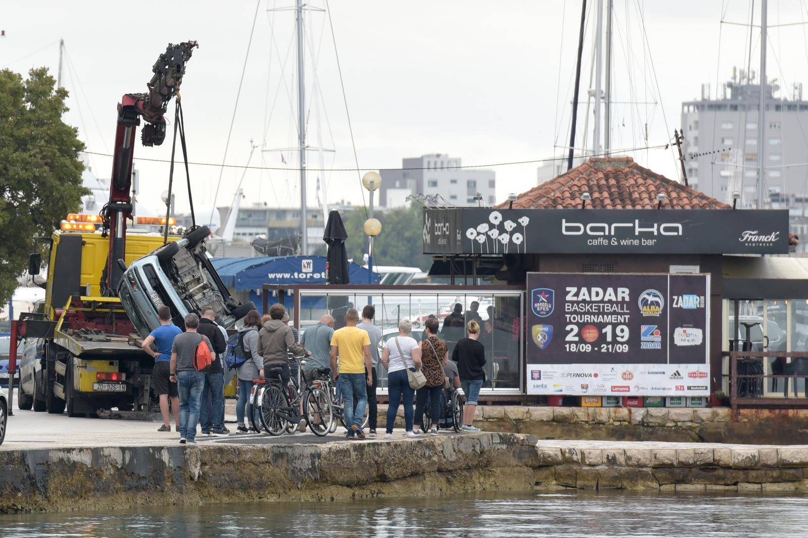 Zadar: Automobil sletio u more na obali Kneza Trpimira