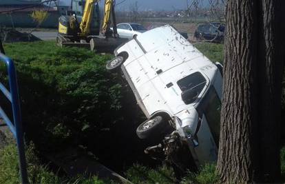 Kombi sletio u jarak: 'Vozač je za dlaku izbjegao bager i drvo'