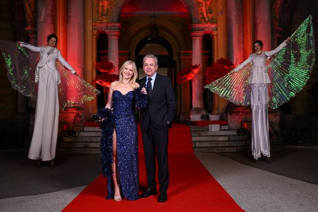 Zagreb: Dolazak uzvanika na dodjelu medijske nagrade "Večernjakova ruža" u Hrvatskom narodnom kazalištu