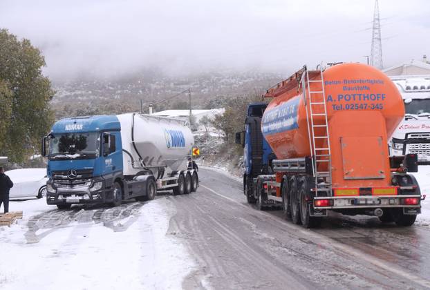 FOTO Prometni kolaps u Klisu: Snijeg, led i bura omeli vozače