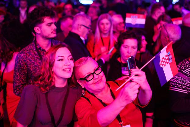 Zagreb: Zoran Milanović obratio se okupljenima nakon prvog kruga predsjedničkih izbora