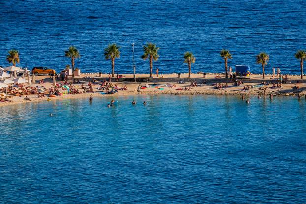 Split: Pogled na plažu Kašjuni podno Marjana