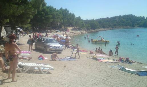 Njemački turist vozio po plaži punoj ljudi da bi si skratio put