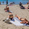 VIDEO Pogledajte kako su se ljudi jučer kupali na popularnoj splitskoj plaži. I danas vruće...