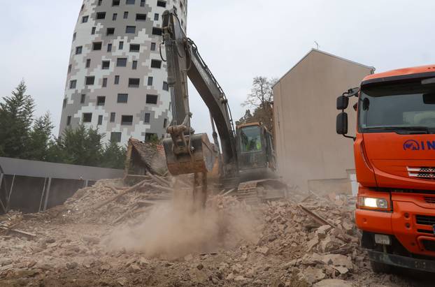 Zagreb: Rušenje stare kuće na raskrižju Selske, Ilice i ulice Sv. Duh u kojoj je nekada bila pekara Sveti Duh