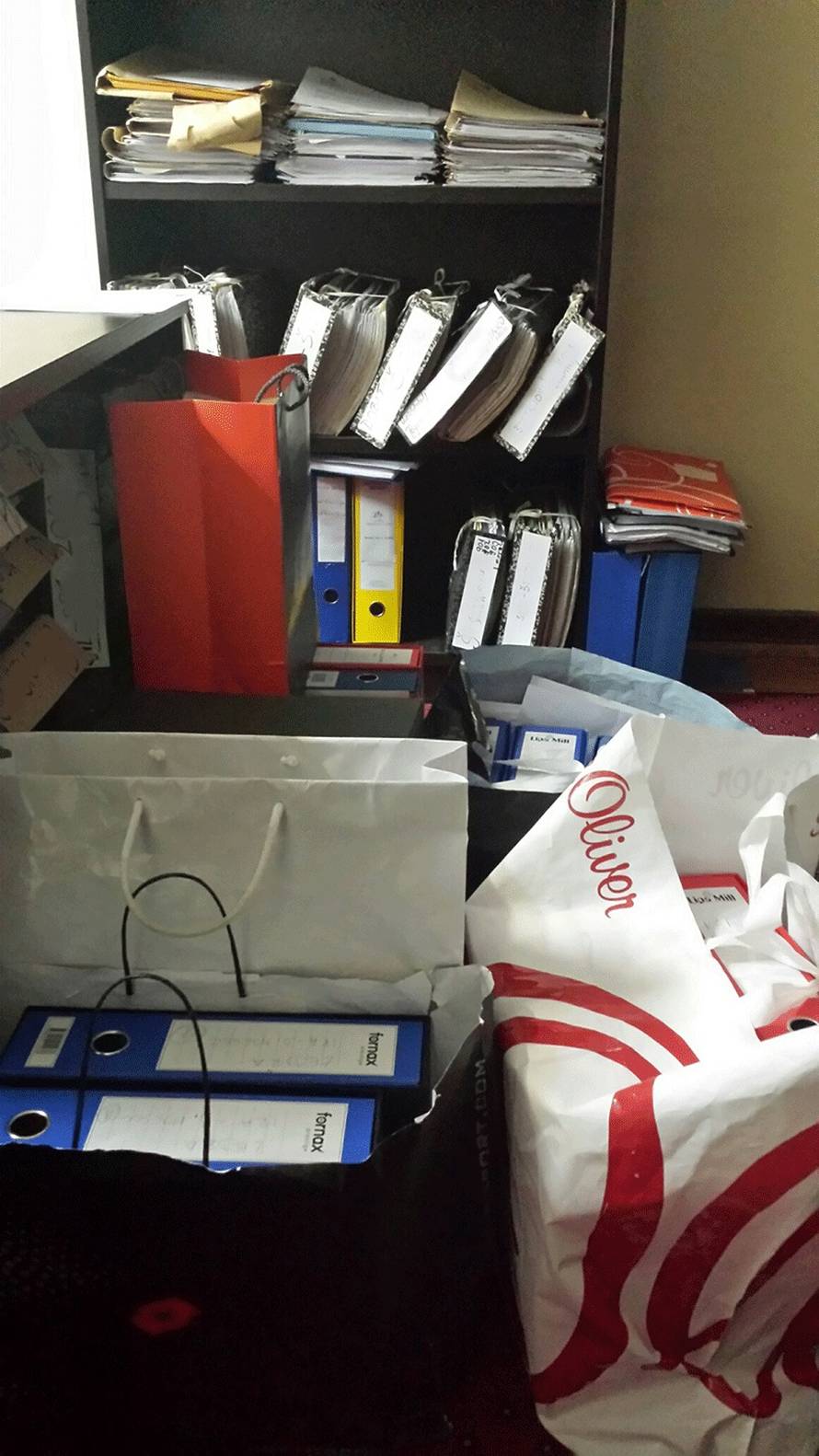 Traže da zaključavaju spise, a oni nemaju ormare s bravama