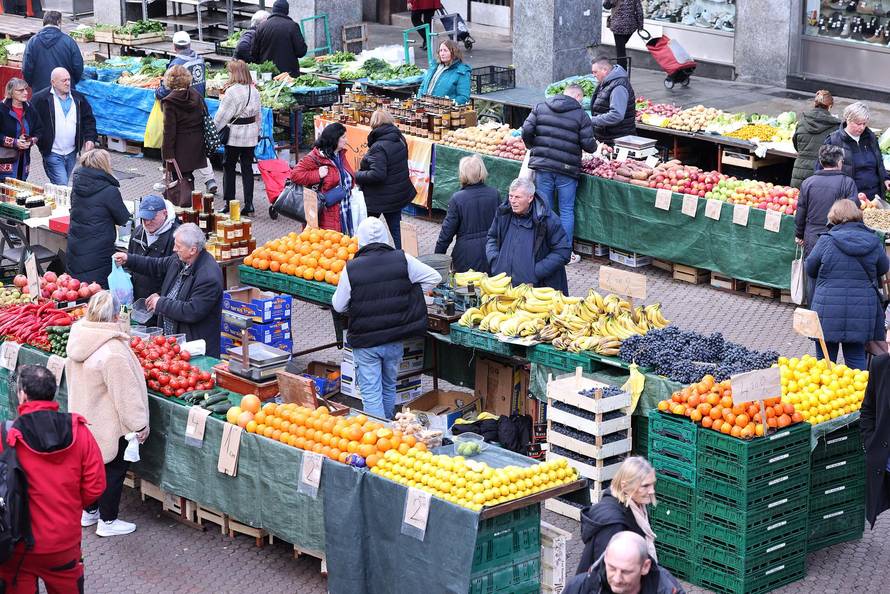 Zagreb: Topli i sunčani petak doveo veliki broj kupaca na standove Dolca Pod zidom i na Splavnici