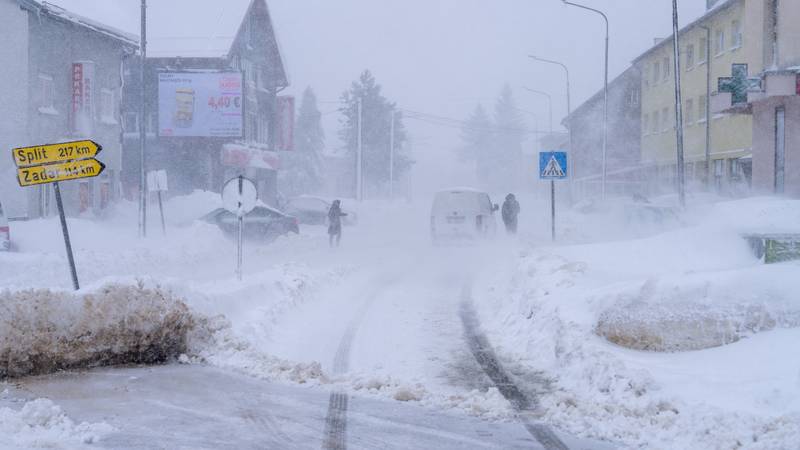 DRAMA KOD KORENICE: Snijeg ne staje, zatvorena magistrala: 'Bez struje i dalje 500 domova'