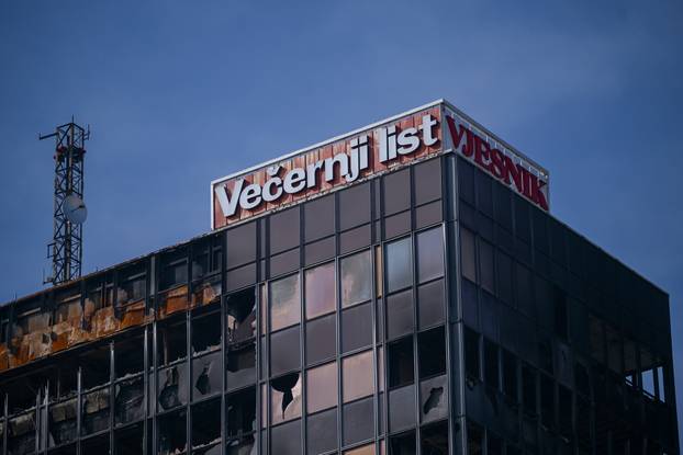 Zagreb: Postavljena dizalica na zgradu Vjesnika na kojoj traju pripreme za rušenje