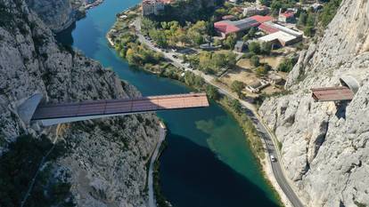 FOTO Razlika u visini nije greška: Uskoro će se spojiti krakovi mosta iznad Cetine