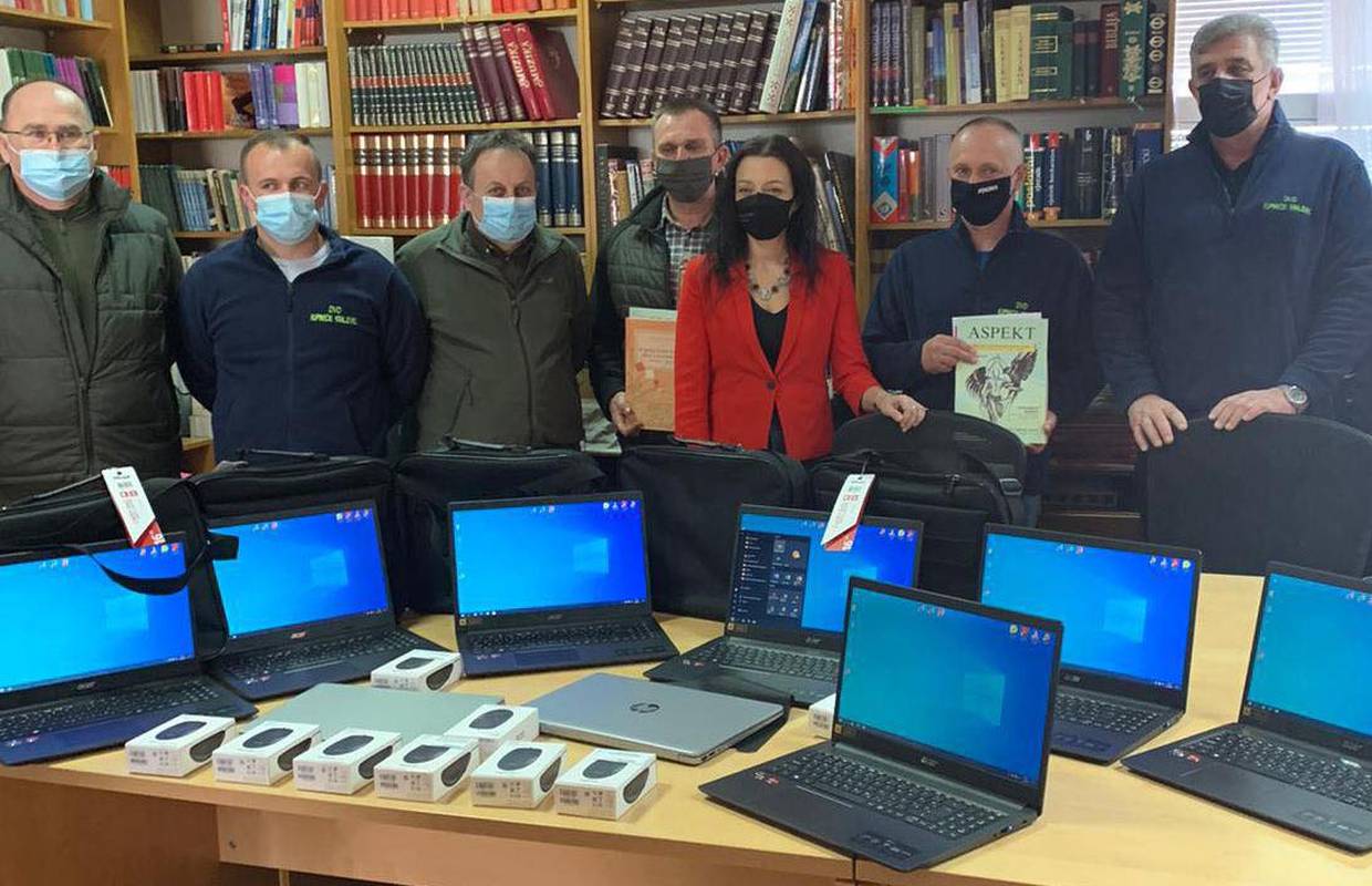 Vatrogasci i lovci skupili novce i kupili laptope za učenike u Glini