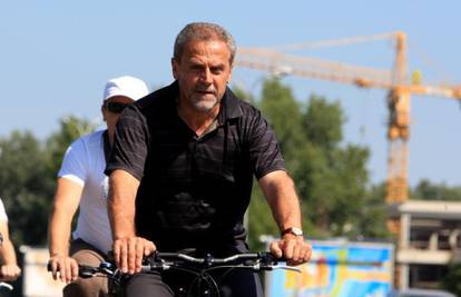 Milan Bandić na biciklu divljao metroplom i kočio je promet