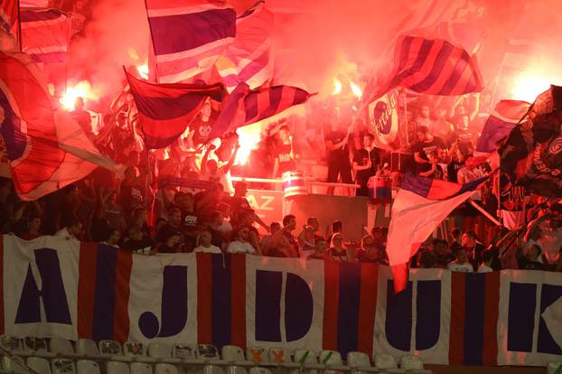 Split: Bakljada Torcide tijekom utakmice Hajduka i Slaven Belupa