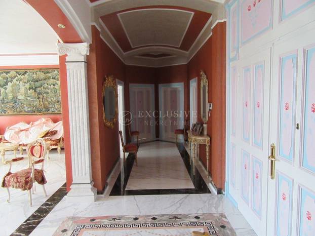 Ovako nešto nikad niste vidjeli! Prodaje se stan u Opatiji: Zlato, mramor, kipovi koji nose TV...