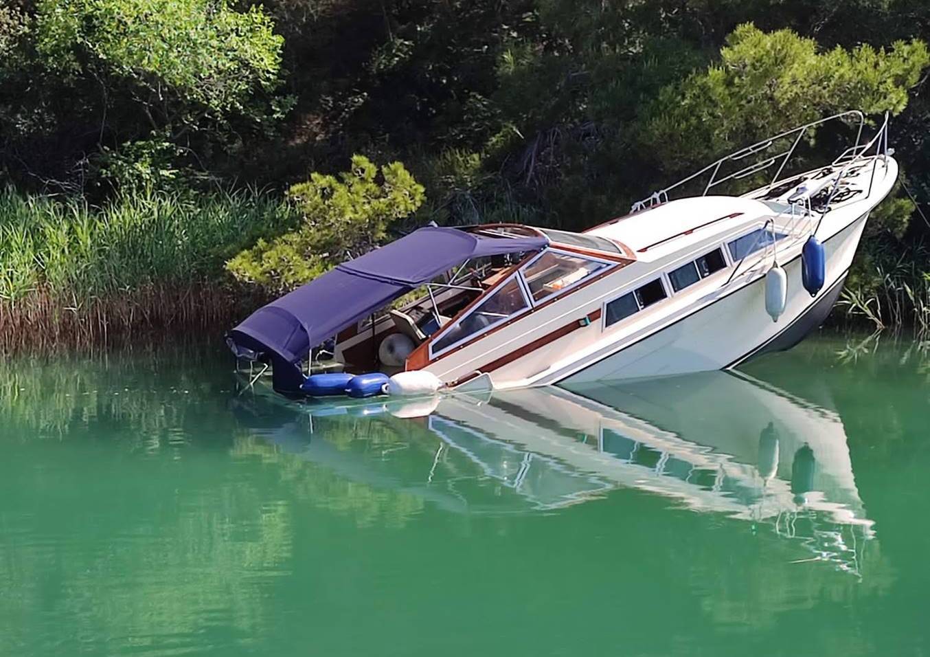 FOTO Brodicu koja je potonula u Krki danas će izvlačiti iz rijeke, u njoj je bilo 400 litara dizela