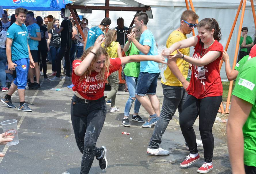 Bjelovar: Maturanti svoj dan uz pjesmu obilježili posipanjem brašnom i polijevanjem vodom 