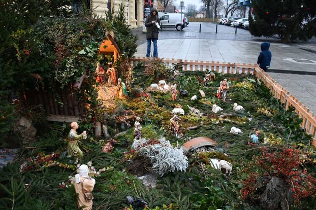 FOTO Ove detaljno izrađene jaslice uljepšale su blagdanski ugođaj u Slavonskom Brodu