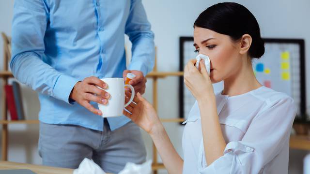 7 načina kako izbjeći prehladu na poslu u sezoni viroza i upala