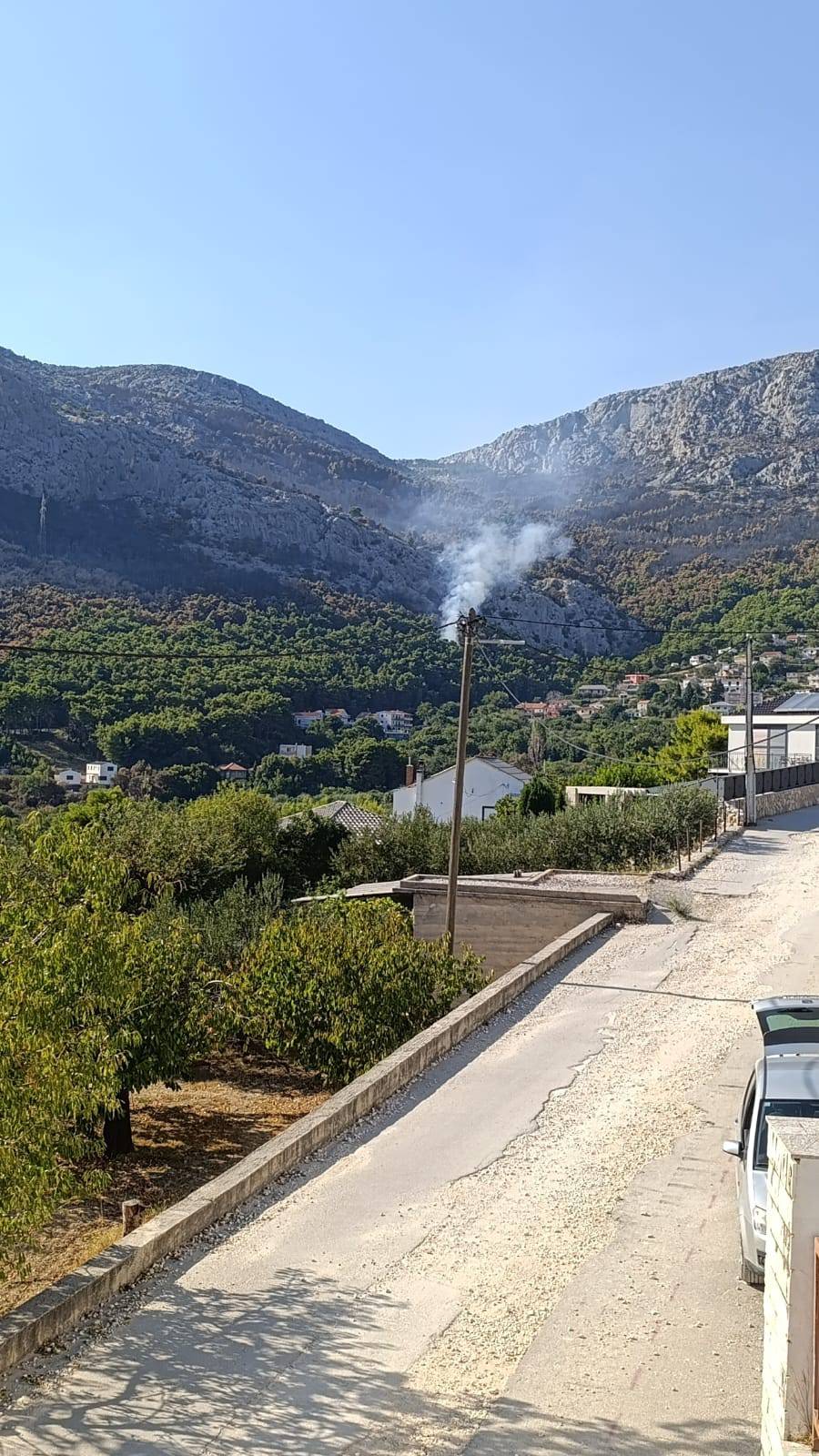 VIDEO Suklja dim u Solinu, opet se aktivirao požar: 'Sve je pod kontrolom, vatrogasci ga gase'