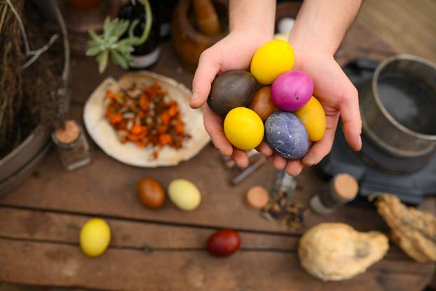 24sata Sveta Nedelja: Željko Ivković boja pisanice prirodnim bojama 