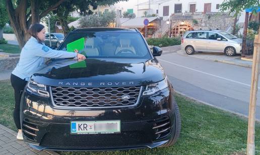 Bahato! Netko iz Slovenije je parkirao Range Rover u parku na Krku: 'Pomozite, tražimo ga'