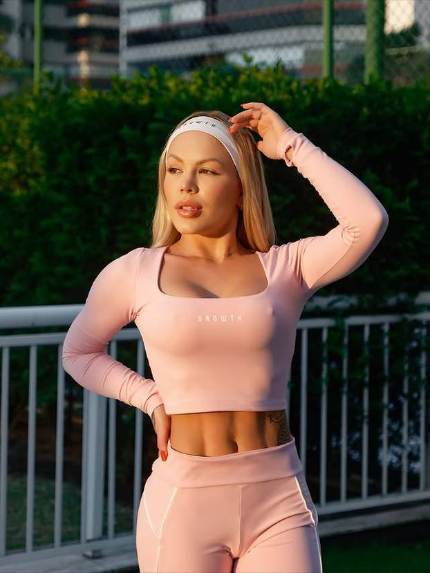 FOTO Slikala se gola na snijegu i riskirala zdravlje zbog fanova: 'Završila sam na hitnoj...'