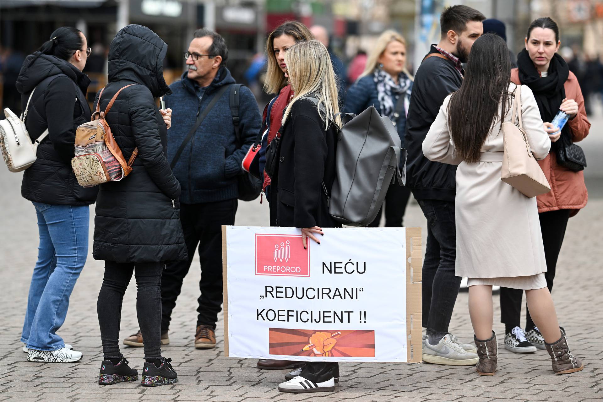 Zagreb: Počelo je okupljanje prosvjednika na Europskom trgu