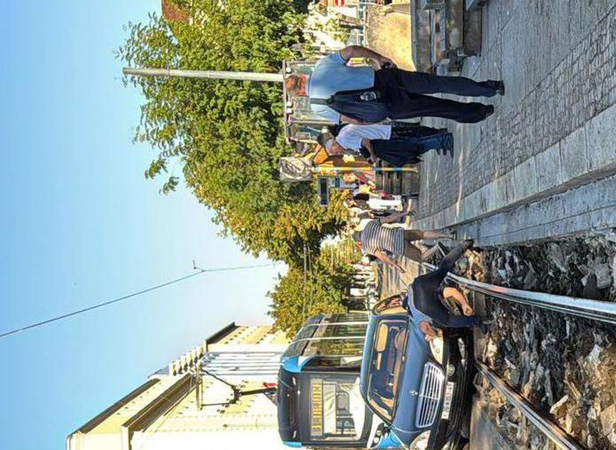 VIDEO Zagrepčani oduševljeni snimkom ZET-ovca koji spašava vozača iz nevolje na tračnicama!